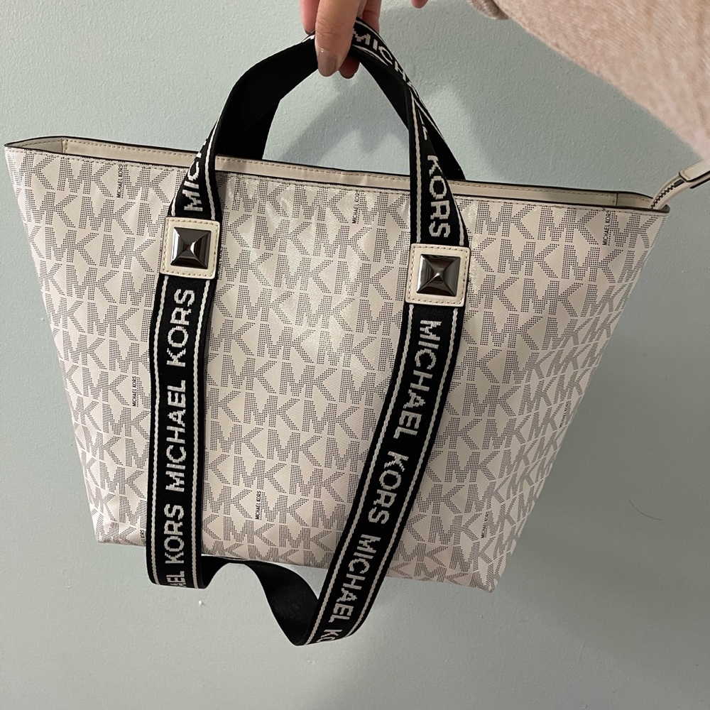 EXCLUSIVE Black & White MK tote